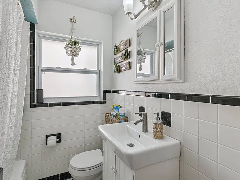 124 E Harding St — Photo 16