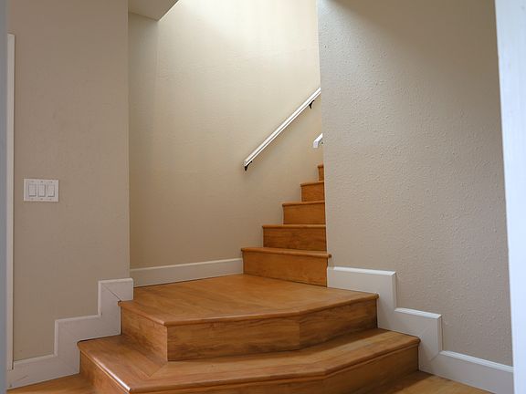 3rd image of 720 1/2 Larkspur Ave