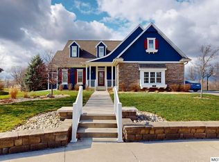 220 Pebble Creek Dr, Mason City, IA 50401