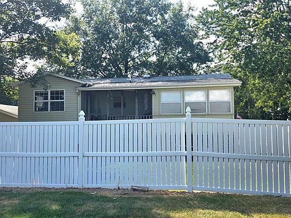 4th image of 1702 Fieldcrest Dr