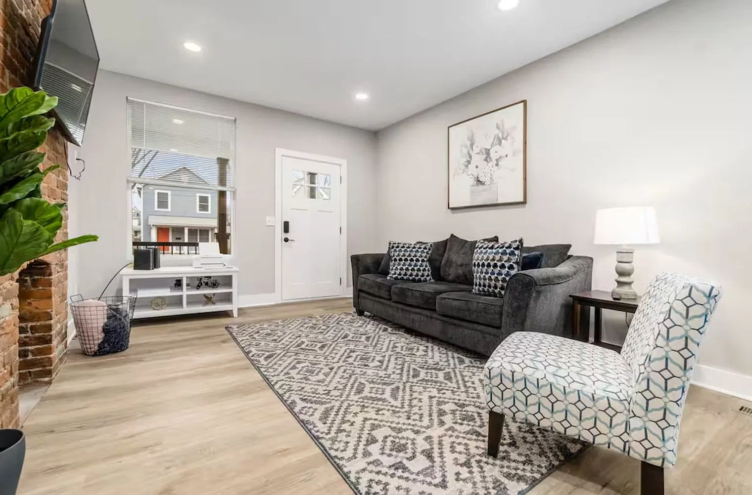 3 bed, 2.0 bath, $5,674 — Photo 3