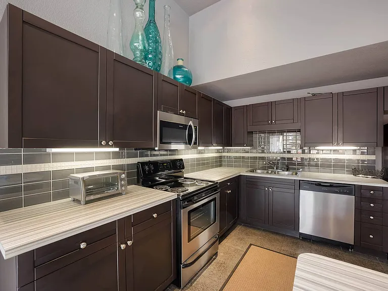 Woodland Hills Apartments — Photo 27