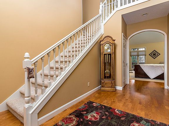 2nd image of 604 S Pinehurst Ln