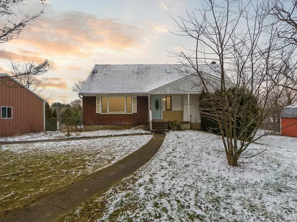 10392 Sargent Rd, Fowlerville, MI 48836