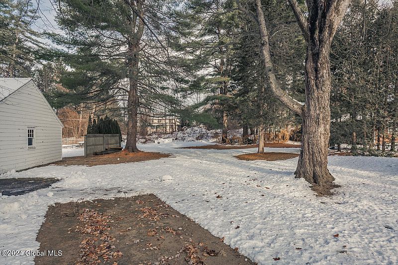 4th image of 2 Pinewood Court