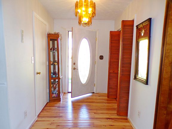 5th image of 155 Thomas Ln