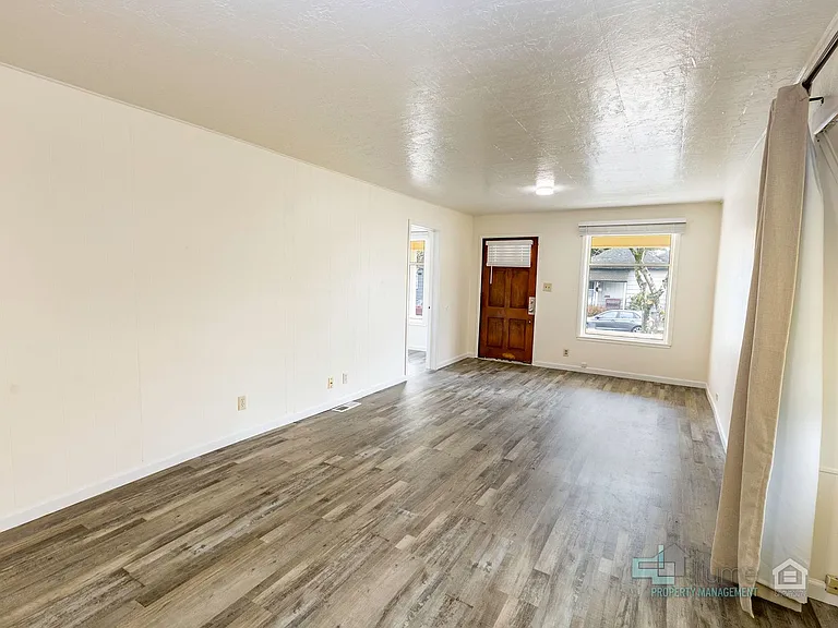 Charming Multi-Unit Living in Prime Northeast Salem Location — Photo 4