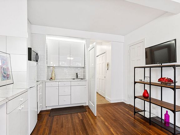 2nd image of 320 E 42nd St APT 1005
