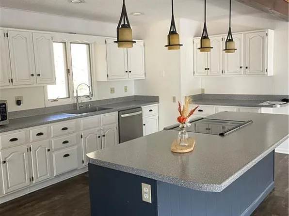 2180 Lake Drive Rd, Hiawatha, KS 66434