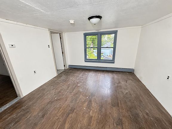 4th image of 165 Middle Street