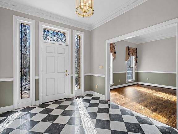 3rd image of 216 Creekwood Ct