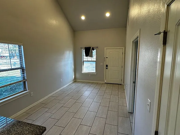 401 S Davis Ave — Photo 3