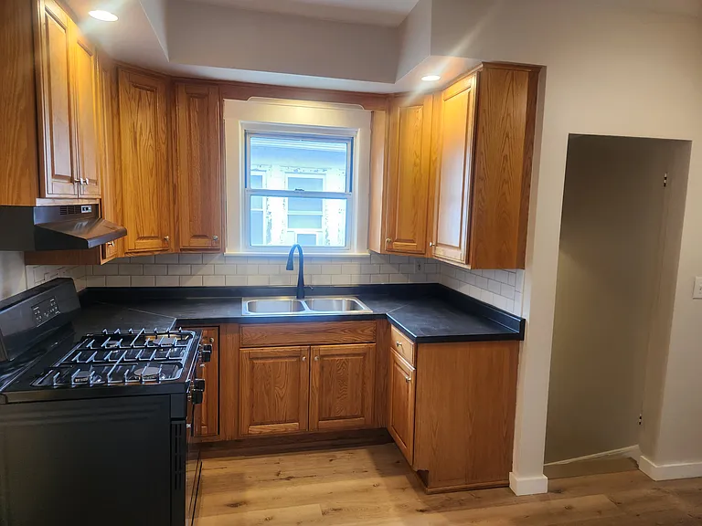 303 N Green St — Photo 5