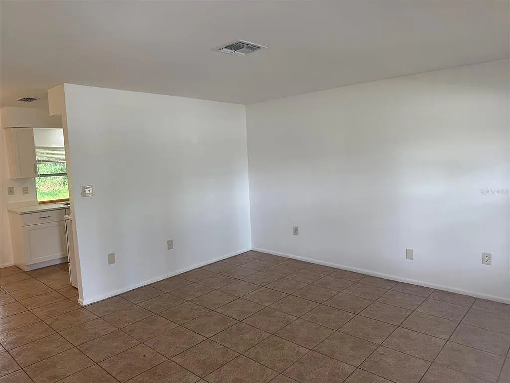 3 bed, 2.0 bath, 1076 sqft, $2,400 — Photo 3