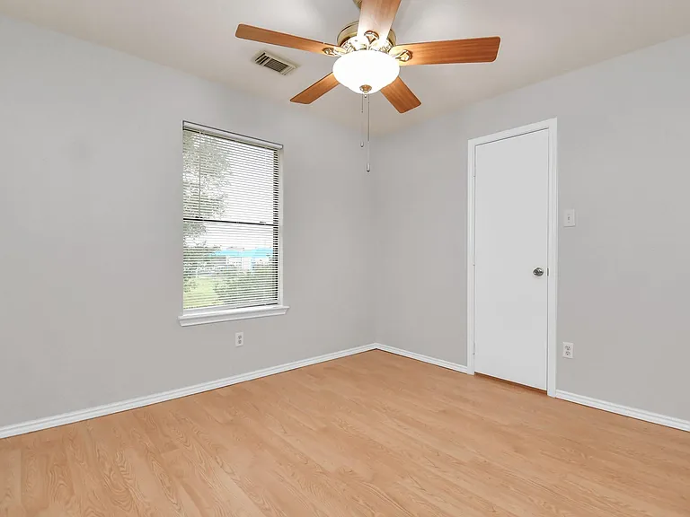 3919 Rolling Springs Ln — Photo 35