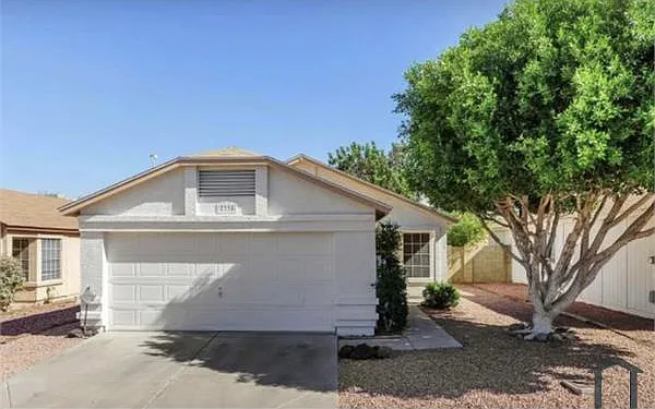 7338 W Paradise Dr — Photo 2
