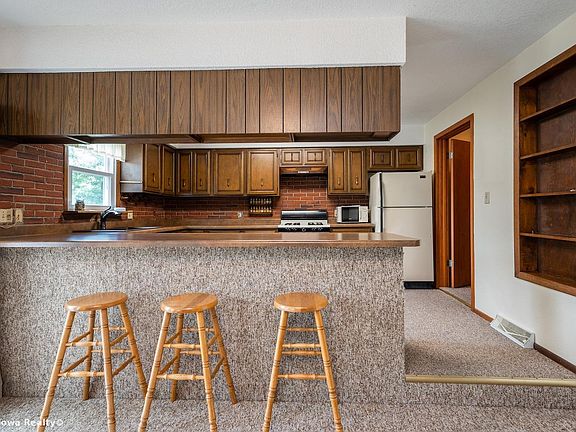 4th image of 390 West St