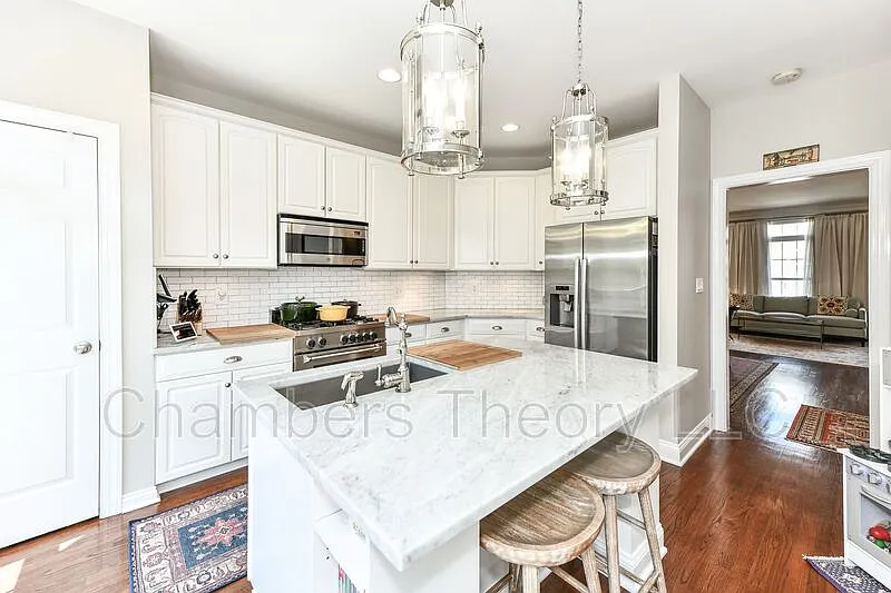 3 bed, 5.0 bath, 2100 sqft, $5,700 — Photo 3