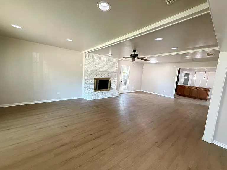 830 Windsor Pl — Photo 3