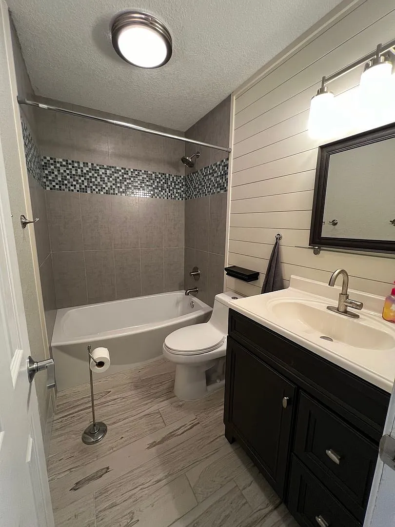 Stunning 3-Bedroom, 2-Bath Home with 2-car garage and Private Pool. — Photo 4
