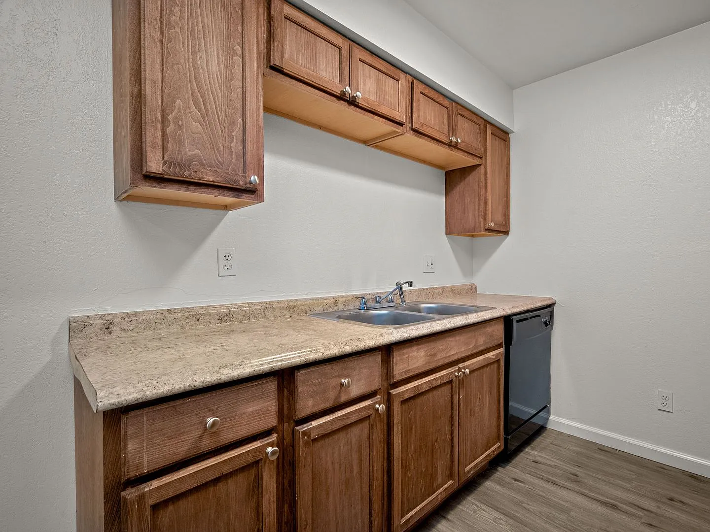 Spacious and Bright 2-Bedroom, Pet Friendly Apartment- Prime Location! — Photo 4