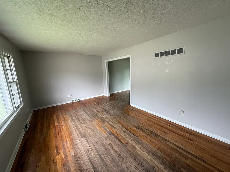 708 E Culton St — Photo 3