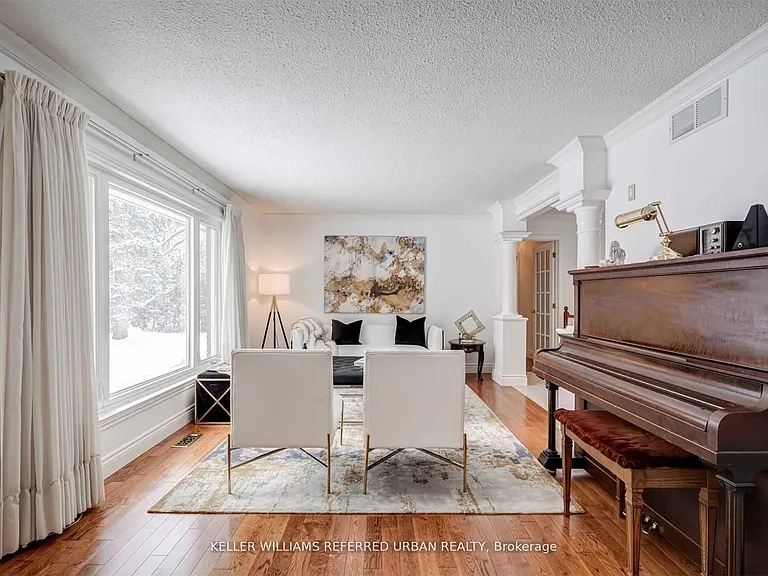 135 Jennifer Cres — Photo 3