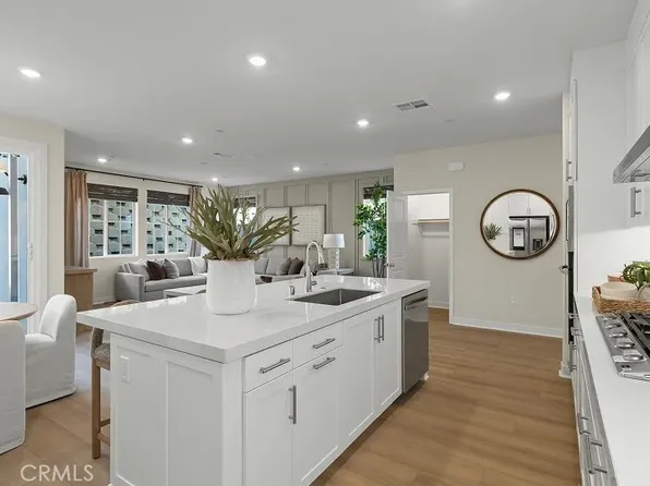1990 Pyrenes Pl, Santa Paula, CA 93060