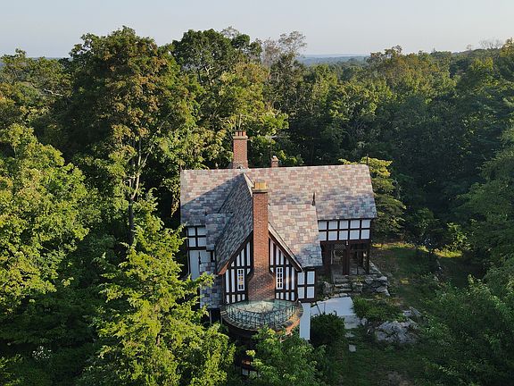 179 Compo Road South