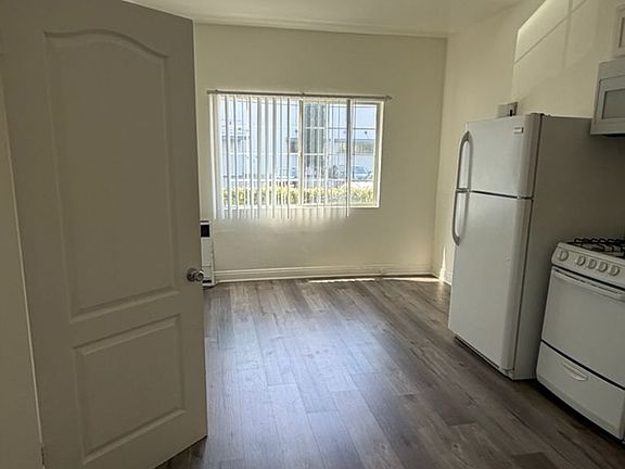 4th image of 654 S Dunsmuir Ave APT 107