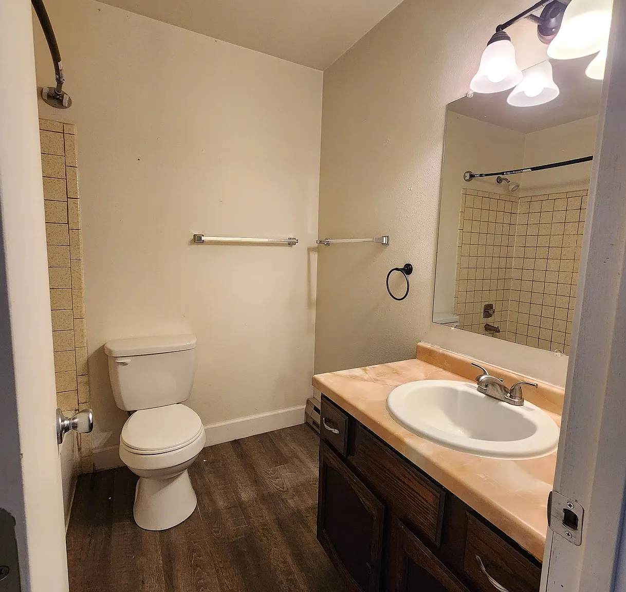 2 bed, 1.5 bath, 987 sqft, $1,200 — Photo 3