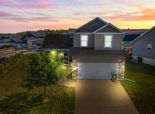 1514 Hummingbird Cir, Waterloo, IA 50702