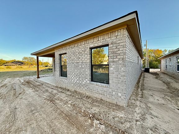 5th image of 308 SW 14th St