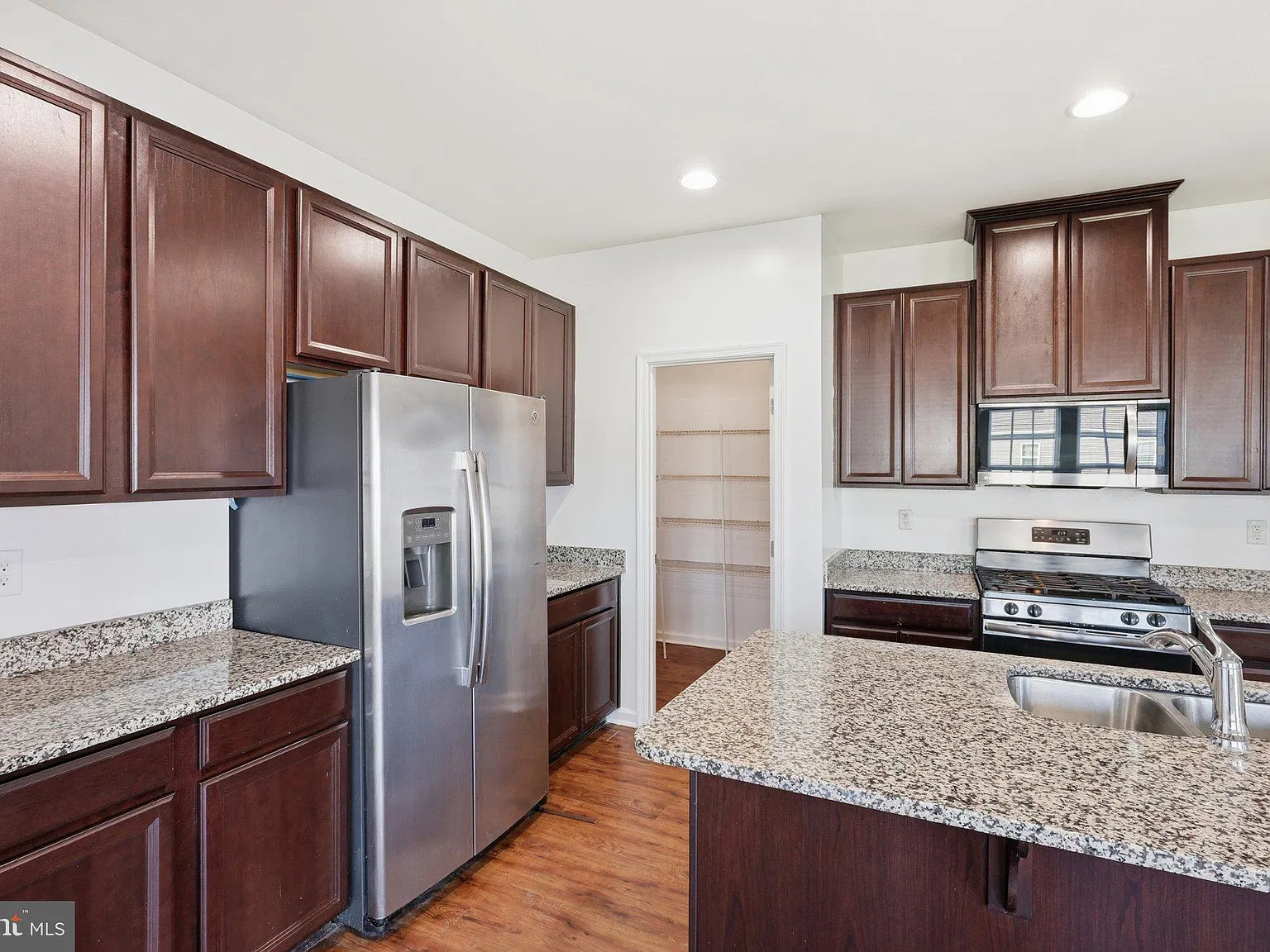 3 bed, 2.5 bath, 2000 sqft, $2,500 — Photo 3