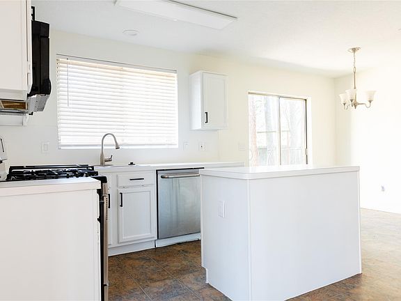 5th image of 22 Cottage Grove Pl