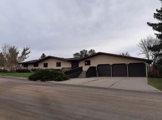 1110 Valley View Dr, Minot, ND 58703