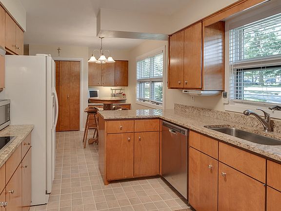 3rd image of 1601 Royal Oak Ave