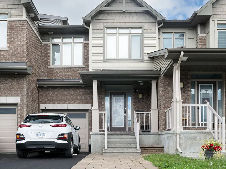 174 Hawkshaw Cres — Photo 1