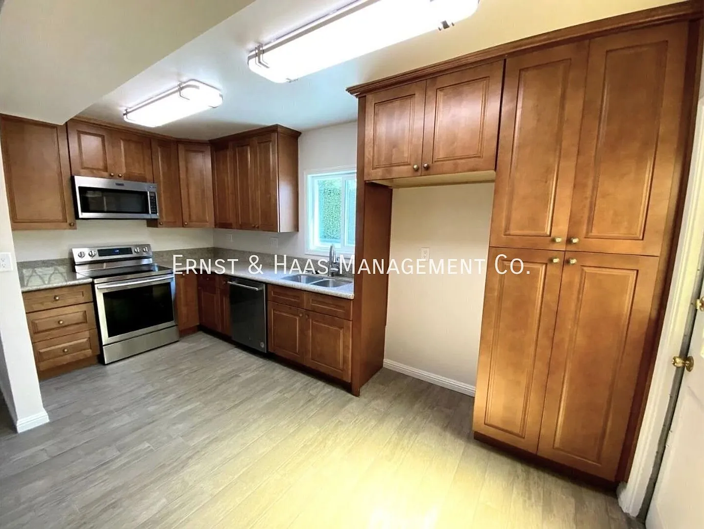 Renovated 4-Bedroom Townhouse Styled Apartment in Downey! — Photo 4