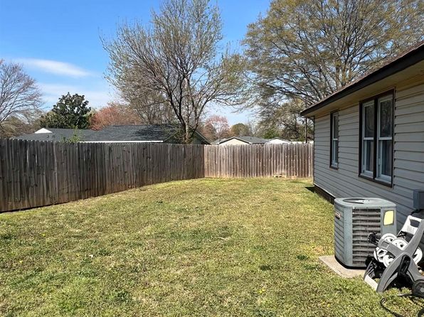 3 Brookstone Ct, Wellford, SC 29385