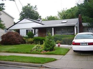 823 Jefferson St, Woodmere, NY 11598