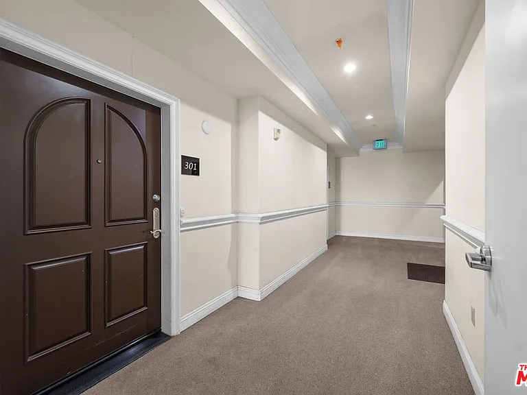 837 Crenshaw Blvd #301 — Photo 13