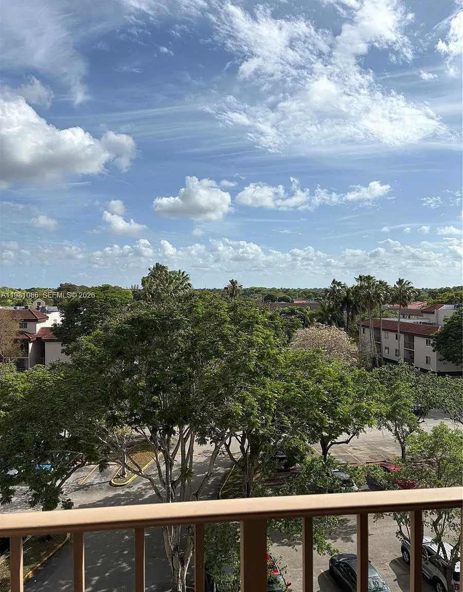 Kendall Lake Towers Condo — Photo 2