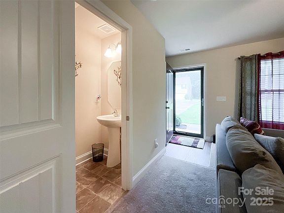 5th image of 1113 Eastwood Dr