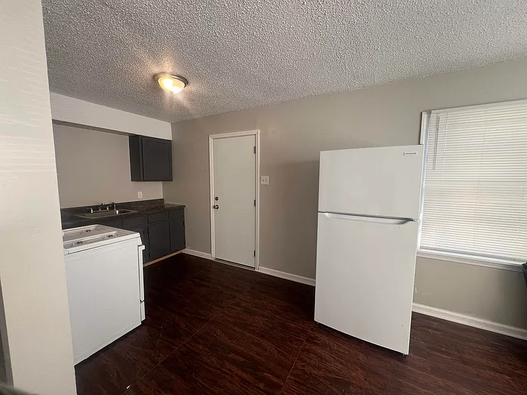 318 Red Oak St — Photo 3