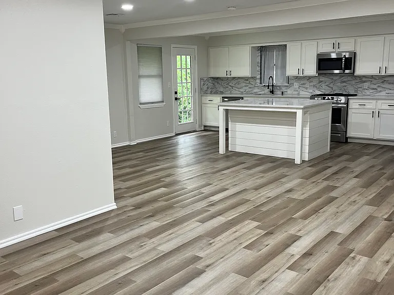 1622 Oxford Way — Photo 3