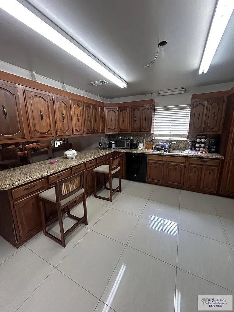 3 bed, 2.5 bath, 2274 sqft, $2,500 — Photo 3