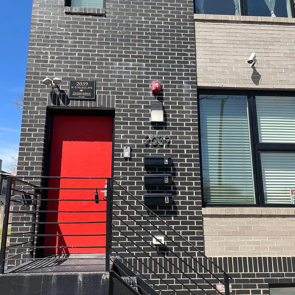 3 bed, 1000 sqft, $2,100 — Photo 2
