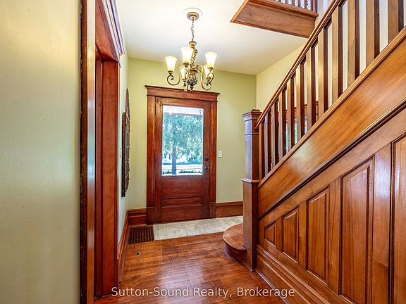 4th image of 296 Garafraxa St