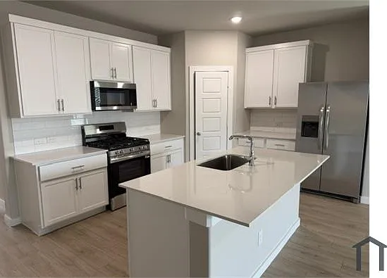 5 bed, 2600 sqft, $3,499 — Photo 3